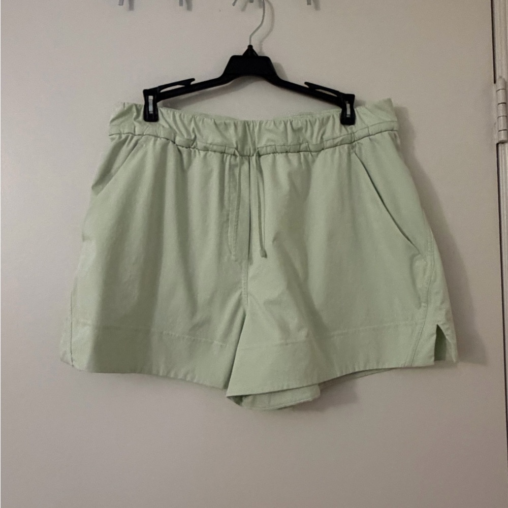 Lululemon - Cinchable Waist HR Woven Short 3.5” - Light Green - Size L